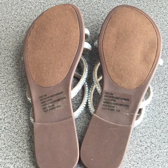 Toe-Ring Sandals - Picture 3 of 5